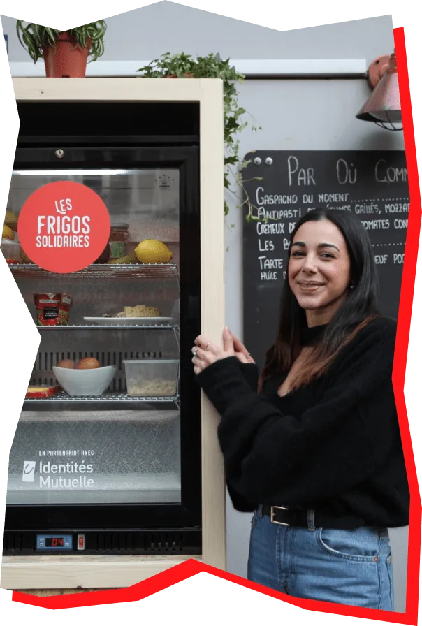 Dounia, cofondatrice de l'association, devant un frigo solidaire